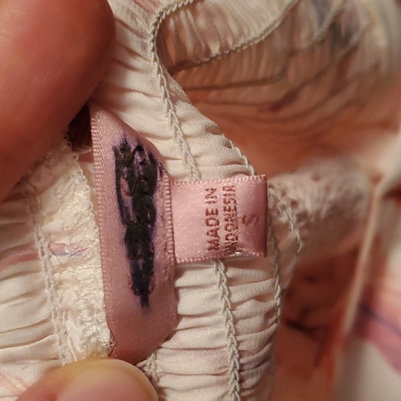 NWOT Guess floral satin jumpsuit. Faux wrap. Tie around neck. Wide leg. Size S. - Picture 12 of 16